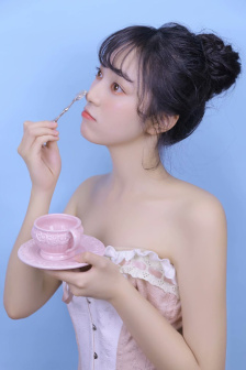 公交车扒开稚嫩挺进去J赵知梨